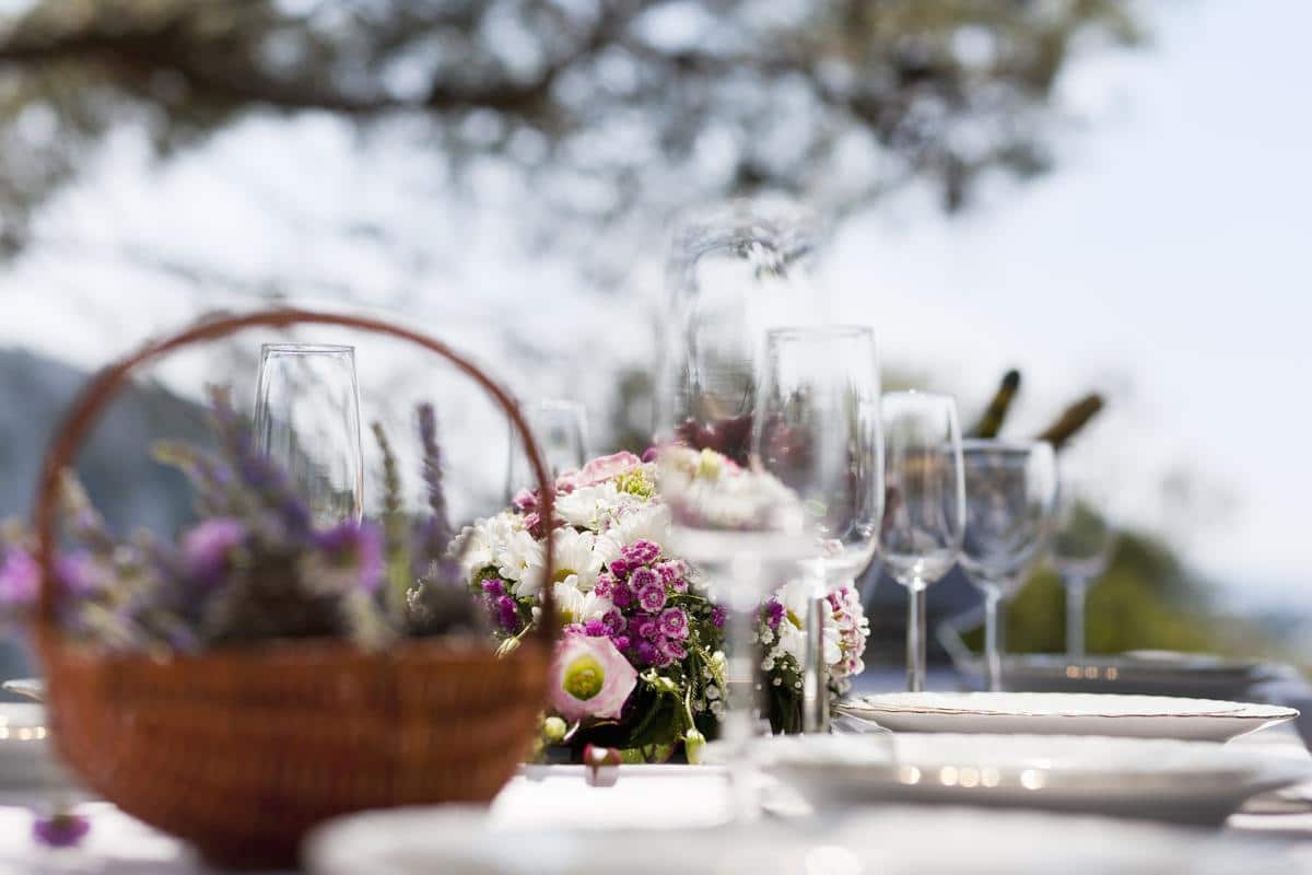 decorating outdoor event table setting
