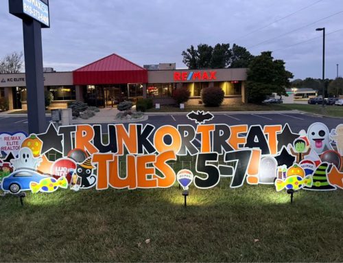 Seasonal Signs That Set the Scene and Steal the Show